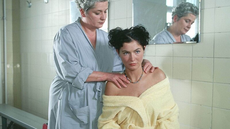 Uschi (Barbara Freier, li.) diskutiert bei einer Massage mit Jule (Anke Rähm). Jule will nicht, dass Uschi ihrer Mutter Mona hinterher spioniert. – Bild: RTL