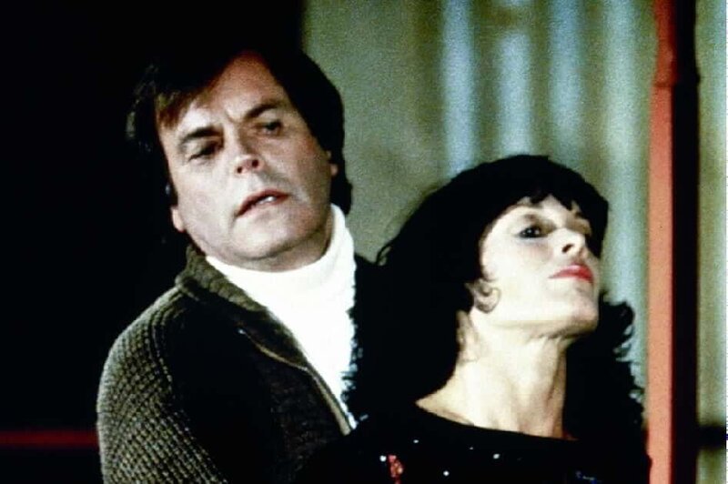 Jonathan (Robert Wagner, l.) kann die skrupellose Ruby (Martine Beswick, r.) gerade noch bändigen. – Bild: Sat.1 Gold