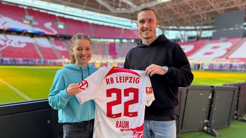 Checkerin Marina mit Profi-Fußballer David Raum. – Bild: BR/​megaherz gmbh/​Antonia Simm