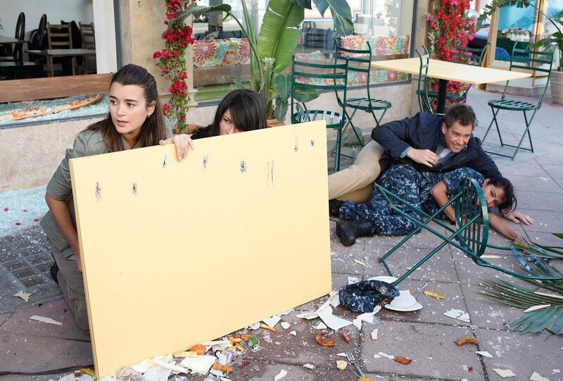 Geraten in große Gefahr: Tony (Michael Weatherly, 2.v.r.), Ziva (Cote de Pablo, l.), Agent Monique Lisson (Karina Lombard, 2.v.l.) und Navy Commander Maria Castro (Suleka Mathew, r.) … – Bild: CBS Broadcasting, Inc.