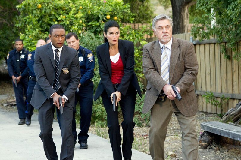 Die Tochter eines Kollegen von Detective Barry Frost (Lee Thompson Young, l.), Jane Rizzoli (Angie Harmon) und Vince Korsak (Bruce McGill, r.) ist entführt worden. Ein Wettlauf gegen die Zeit beginnt, nachdem ein anderes Mädchen tot aufgefunden wird … – Bild: VOX/​Warner Brothers