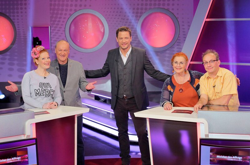 Moderator Florian Weber stellt in seinem SWR Wissensquiz „Meister des Alltags“ die Alltagstauglichkeit seiner prominenten Kandidaten auf die Probe. v.li.: Enie van de Meiklokjes, Bodo Bach, Florian Weber, Alice Hoffmann und Wigald Boning. – Bild: SWR/​Peter A. Schmidt