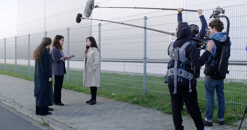 Protagonistin Raluca Gheorghe (M.) erklärt der Schauspielerin Nathalie Oros (2.v.l.) wie Aktivisten Aufklärung vor den Werkstoren der Schlachtereien betreiben. – Bild: ZDF und Alexej Hermann