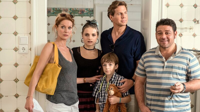Filippo (Leonardo Nigro, re.) zeigt Michael (Thomas Heinze, 2.v.rechts), Susanne (Esther Schweins, links) und den Kindern Caroline (Mala Emde) und Tobias (Nick Julius Schuck) ihre neue Wohnung in Rom. – Bild: Lars Henning Schröder