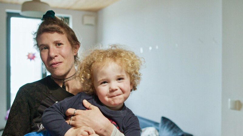 Sunny Stemmler und ihr Sohn Matteo leben in einer betreuten Wohngemeinschaft in Berlin. – Bild: ORF/​Alpha Container GmbH