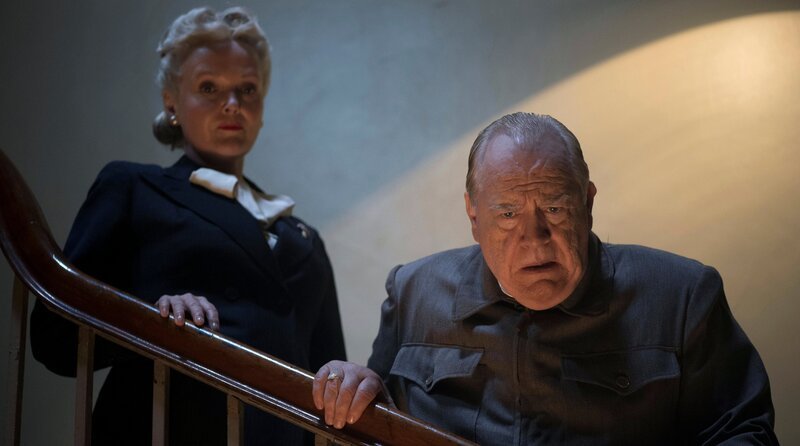 Clementine Churchill (Miranda Richardson) steht ihrem Ehemann Winston Churchill (Brian Cox) beratend zur Seite. (Lizenzzeit bis 31.03.2027) – Bild: rbb/​Salon Churchill Ltd