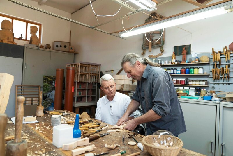 Im bayerischen Bodenmais schnitzt Walter Schreiner (rechts) mit Guido Cantz die Holztaube für einen „Suppenbrunzer“. – Bild: MDR/​Lia Tesfazghi /​ MDR/​HA Kommunikation
