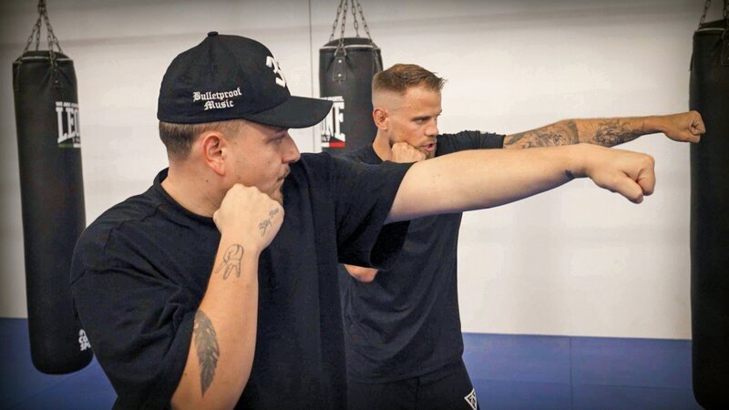 Mission: EAZ Wenn ein Amateur gegen einen Weltmeister kickboxt Staffel 1 Folge 4 Rapper EAZ muss sich beim Kickboxen beweisen. – Bild: SRF