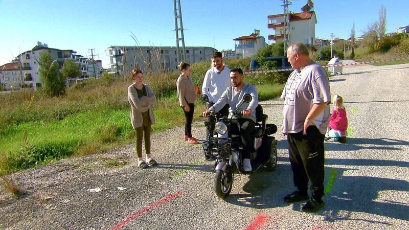 Auf einem Übungsparcours mit Verkehrsschildern und Fußgängerüberweg sollen Ali und Servet Verkehrsregeln üben – Bild: RTL Zwei