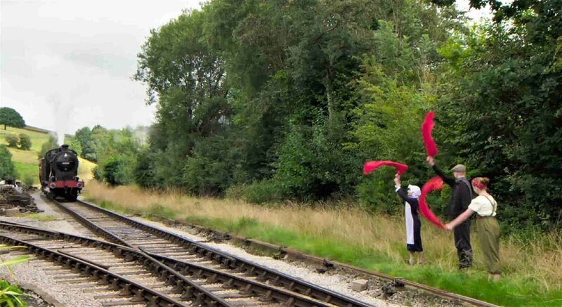 Recreating scene from The Railway Children during 50th anniversary celebrations at Keighley and Worth Valley Railway – Bild: 3sat