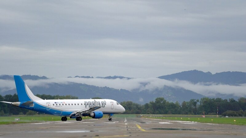 Flugzeuge der Peoples Airline am Flugplatz St. Gallen-Altenrhein. – Bild: ORF/Landesstudio Vorarlberg Flugzeuge der Peoples Airline am Flugplatz St. Gallen-Altenrhein. – Bild: ORF/Landesstudio Vorarlberg