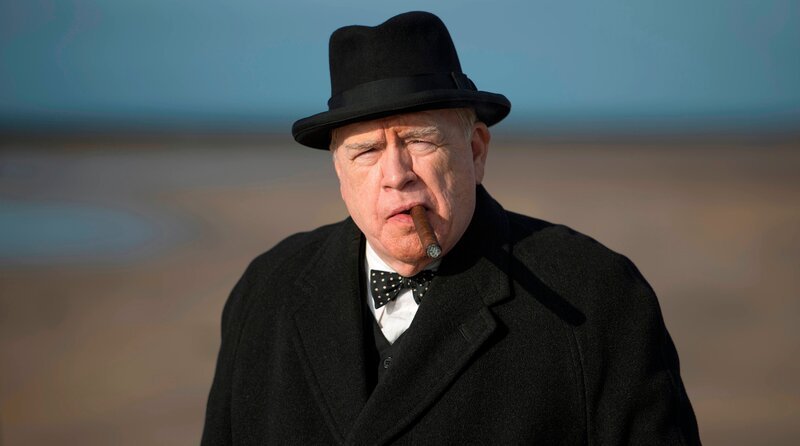 Winston Churchill (Brian Cox) blickt vom Strand aus in Richtung Normandie. (Lizenzzeit bis 31.03.2027) – Bild: rbb/​Salon Churchill Ltd