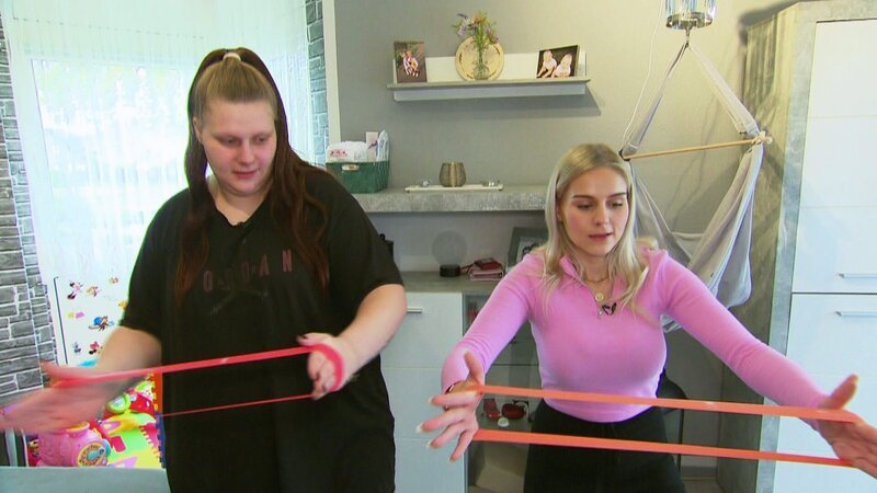 Lavinia (li.) und Schwester Estefania beim gemeinsamen Workout – Bild: RTL Zwei