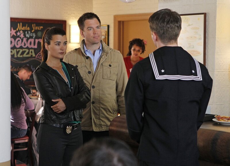 Bei den Ermittlungen in einem neuen Mordfall: Ziva (Cote de Pablo, l.) und Tony (Michael Weatherly, 2.v.l.) … – Bild: PLURIMEDIA (CBS /​ Cliff Lipson)