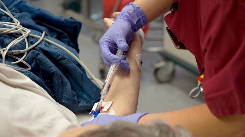 Wie kommt man raus aus der Gesundheitsfalle? Die Reportage begleitet Menschen, die die Situation bessern wollen, in einem kleinen Krankenhaus in Prenzlau, einem mobilen Schwesternmodell in Elsterwerda und einer digitalisierten Poliklinik in Lauchhammer. – Notfallversorgung im Krankenhaus. – Bild: rbb/​Riccardo Wittig