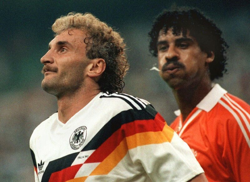 Rudi Völler – eine lebende Fußball-Legende. Unvergessen die Szene im WM-Achtelfinale 1990, als der Niederländer Frank Rijkaard den deutschen Stürmer anspuckt. „Terra X History“ erinnert an große Momente auf dem Spielfeld und zeichnet ein Portrait des deutschen Ausnahme-Fußballers Rudi Völler. – Bild: Martina Hellmann/​dpa /​ ZDF