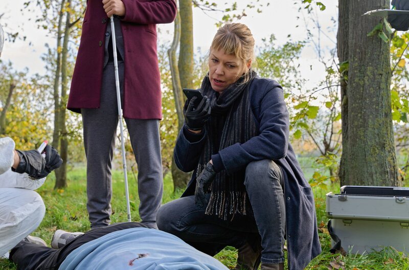 Noch eine Leiche: Haller (Philipp Hochmair, Mitte) und Laura (Jaschka Lämmert, 2. re.) am Fundort. – Bild: ARD Degeto/​Tivoli Film/​Nikolaas von Schrader