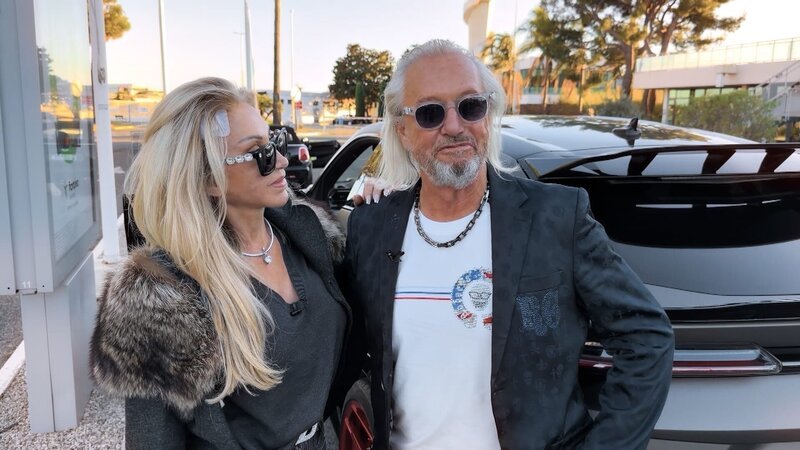 Not-OP für Carmen: Ein Bluterguss im Kopf wird zur Gefahr. Tochter Davina drängt auf die Untersuchung und bleibt an ihrer Seite. Zurück in Saint-Tropez beginnt die Suche nach einem Computer mit angeblichem Bitcoin-Vermögen. – Bild: RTLZWEI