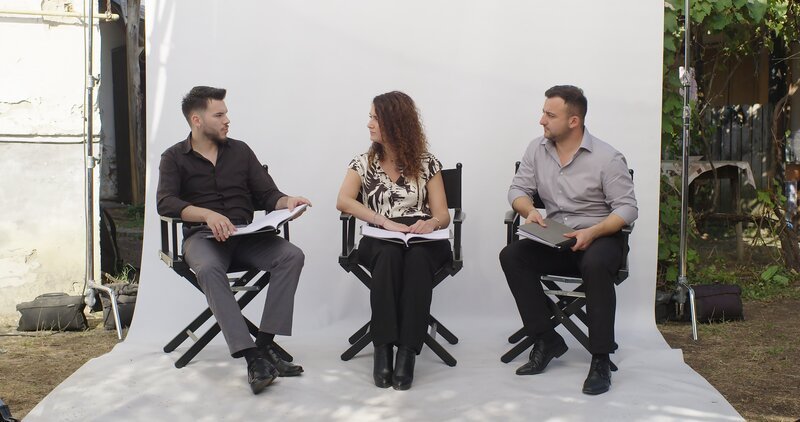 Petrica Onofrei (l.), Raluca Gheorghe (M.) und Dragos Tomescu (r.) besprechen das Drehbuch zu dem Spielfilm, der auf Basis ihrer Erfahrungen in der Deutschen Fleischindustrie entstanden ist. – Bild: Alexej Hermann /​ ZDF