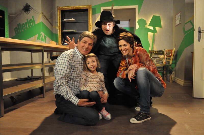 Der „Nachtgiger“ Gregor erschreckt Bamberger. Von links: Roland Bamberger (Horst Kummeth), Emma (Anouk Lux), Gregor Brunner (Holger M. Wilhelm) und Fanny Lechner (Katrin Lux). – Bild: BR/​Jo Bischoff