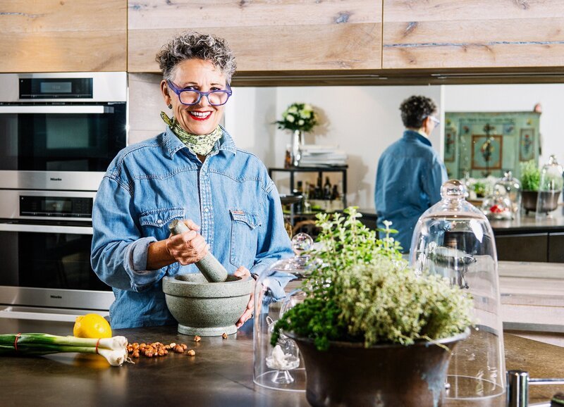 Eusi Landchuchi Eusi Landchuchi – Cuisine de chez nous – Cucina nostrana Folge 7 Karin Haywood – Bild: SRF/​Marion Nitsch