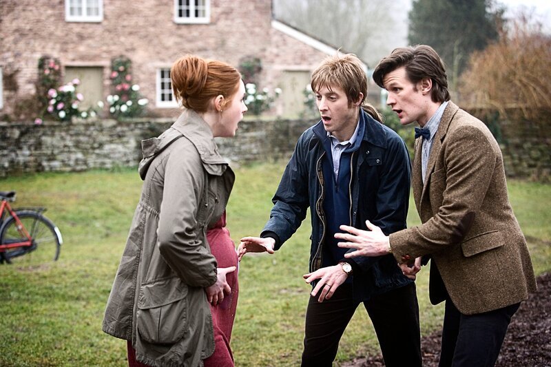Amy Pond (KAREN GILLAN), Rory (ARTHUR DARVILL) et Le Docteur (MATT SMITH) – Bild: position – institut für kommunikation gmbh