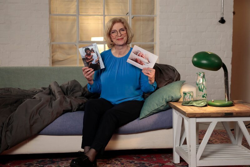Nachts im Schlaf sind wir, wenn auch eher unbewusst, ziemlich aktiv. Wir wälzen uns hin und her und trotzdem fallen wir dabei nicht aus dem Bett. Warum eigentlich nicht? Susanne Holst klärt auf in „Wissen vor Acht – Mensch“.; ARD WISSEN VOR ACHT – MENSCH FOLGE 150, „Warum fallen wir im Schlaf nicht aus dem Bett? „, am Donnerstag (17.10.24) um 19:45 Uhr im ERSTEN. Nachts im Schlaf sind wir, wenn auch eher unbewusst, ziemlich aktiv. Wir wälzen uns hin und her und trotzdem fallen wir dabei nicht aus dem Bett. Warum eigentlich nicht? Susanne Holst klärt auf in „Wissen vor Acht – Mensch“. © ARD/​Mike Christian, honorarfrei – Verwendung gemäß der AGB im engen inhaltlichen, redaktionellen Zusammenhang mit genannter ARD-Sendung bei Nennung „Bild: ARD/​Mike Christian“ (S2). ARD-Programmdirektion/​Bildredaktion, pressefoto.daserste@ard.de – Bild: ARD/​Mike Christian