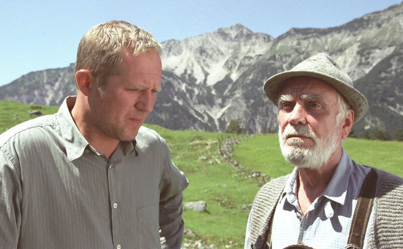 L-R: Moritz Eisner (Harald Krassnitzer), Hans Kofler (Theo Rufinatschka) – Bild: SWR/​RBB/​ORF