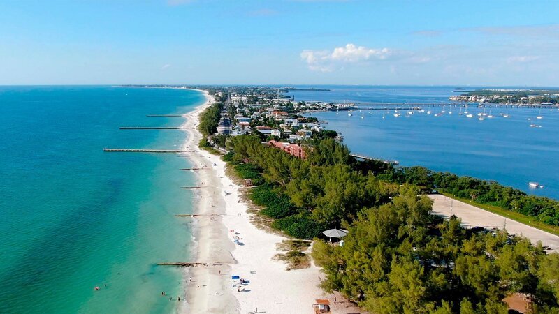 Die Golfküste Floridas ist geprägt von Lagunen, Buchten und vorgelagerten Landzungen. – Bild: SRF/​OneGate Media