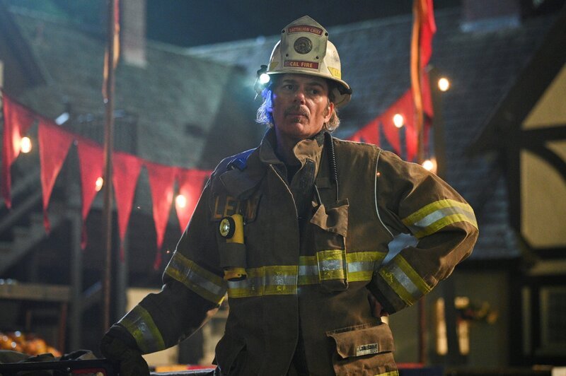 The crew responds to a call from the local renaissance fair after a fire breather loses their balance and sets off a tent filled with fireworks. Pictured: Billy Burke as Vince Leone. – Bild: Sergei Bachlakov /​ CBS ENTERTAINMENT