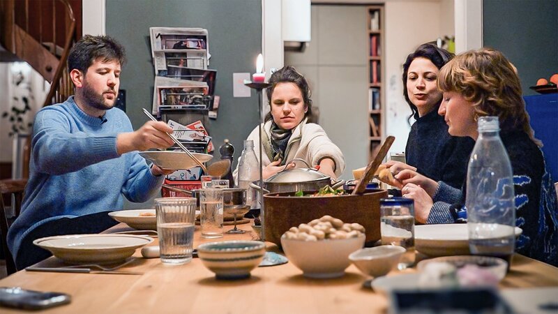Philippe Brügger, Lena Hochuli, Elena Landös und Leandra Gubser leben gemeinsam n einer WG mit insgesamt neun Personen. – Bild: SRF