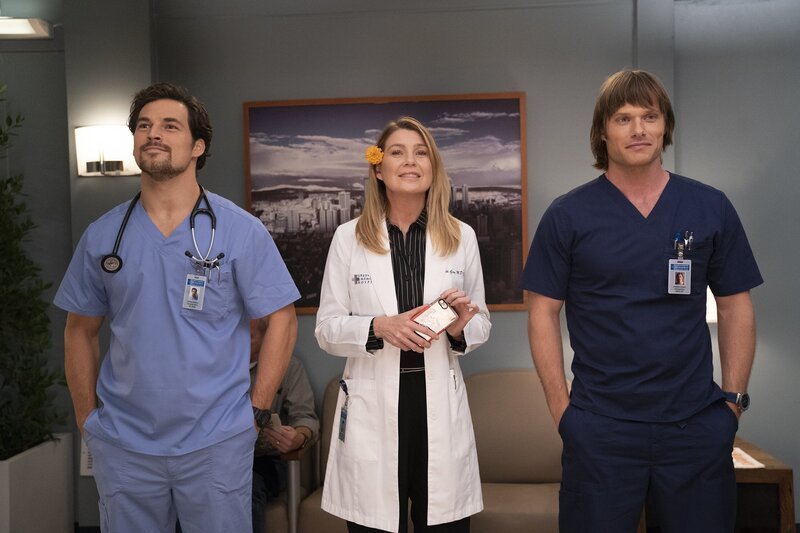 (v.l.n.r.) Dr. Andrew DeLuca (Giacomo Gianniotti); Dr. Meredith Grey (Ellen Pompeo); Dr. Atticus Lincoln (Chris Carmack) – Bild: ABC Studios /​ Mitch Haaseth
