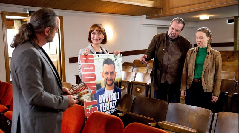In der Kulturkneipe treffen Beissl (Andreas Giebel, m.r.) und Sophia Strasser (Katharina Leonore Goebel, r.) auf Horns Agentin Gaby Hoffmann (Kathrin Anna Stahl, 2.v.l.) und den örtlichen Veranstalter Roman Meiser (Gerhard Greiner, l.). Die beiden ersetzen den toten Kabarettisten schnell durch Comedian Bast Moor. – Bild: ARD/​Billy Gropper