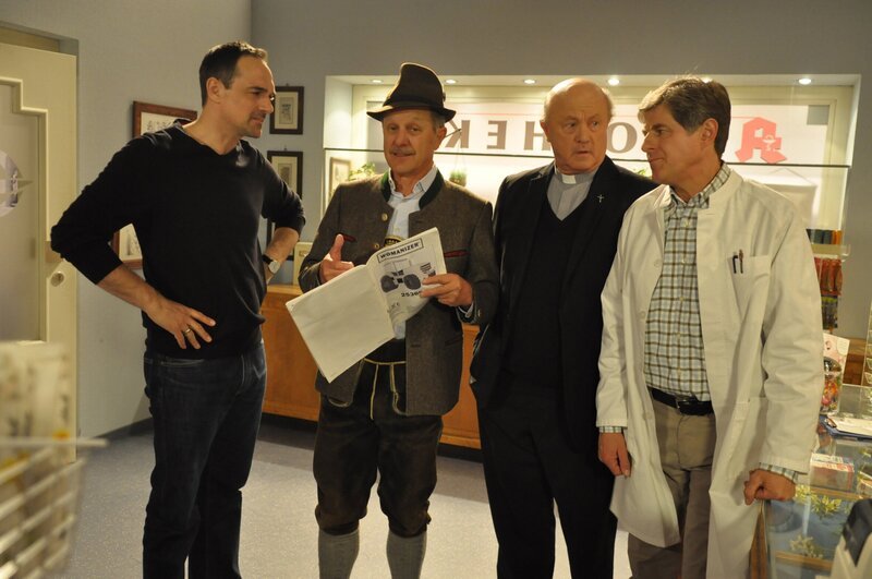 Auch Mike ist langsam genervt von Schattenhofers zunehmendem Mitteilungsbedürfnis. Von links: Mike Preissinger (Harry Blank), Lorenz Schattenhofer (Werner Rom), Vinzenz Kurz (Hans Stadlbauer) und Roland Bamberger (Horst Kummeth). – Bild: BR/​Jo Bischoff