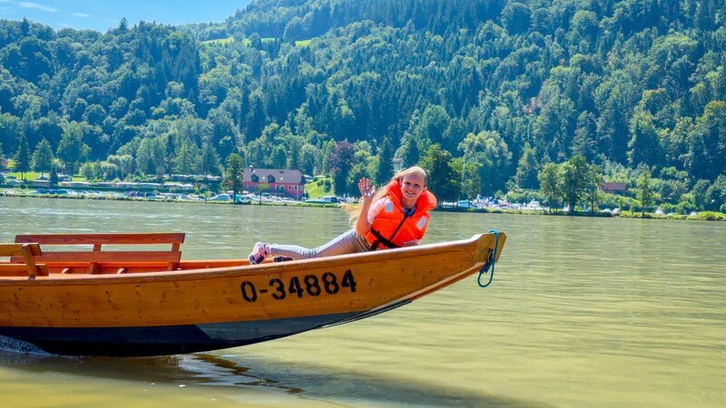 Mia wohnt in Oberösterreich direkt am Ufer der Donau. Ihre Familie baut seit vielen Jahrzehnten Holzboote. Manchmal hilft auch Mia mit. – Bild: ORF/​Soleil Film