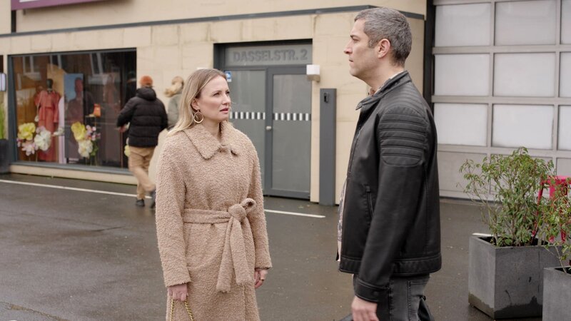 Isabelle (Ania Niedieck) erkennt verunsichert, dass es Dragan (Florian Thunemann) ernst mit seinem Drang nach Selbstständigkeit ist. – Bild: RTL
