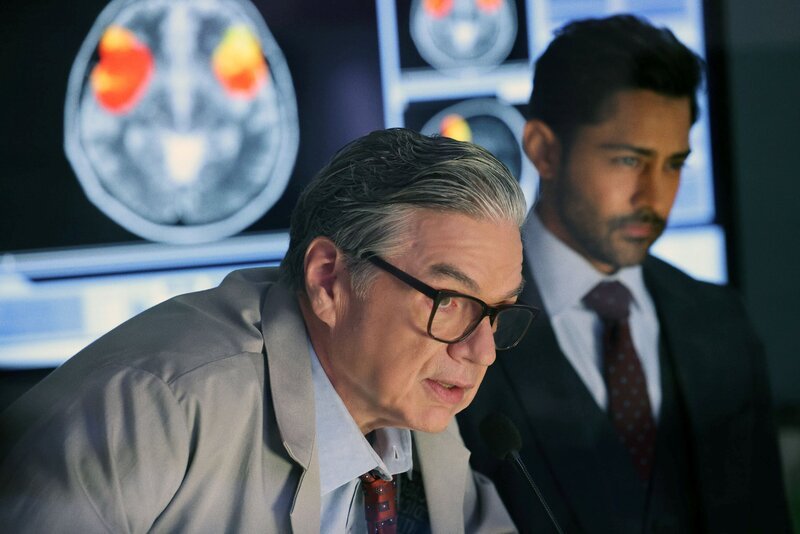 CHICAGO MED -- „Found Family“ Episode 1104 -- Pictured: (l-r) Oliver Platt as Dr. Daniel Charles, Manish Dayal as Dr. Theo Rabari – Bild: NBC /​ UNIVERSAL /​ Universal Television LLC