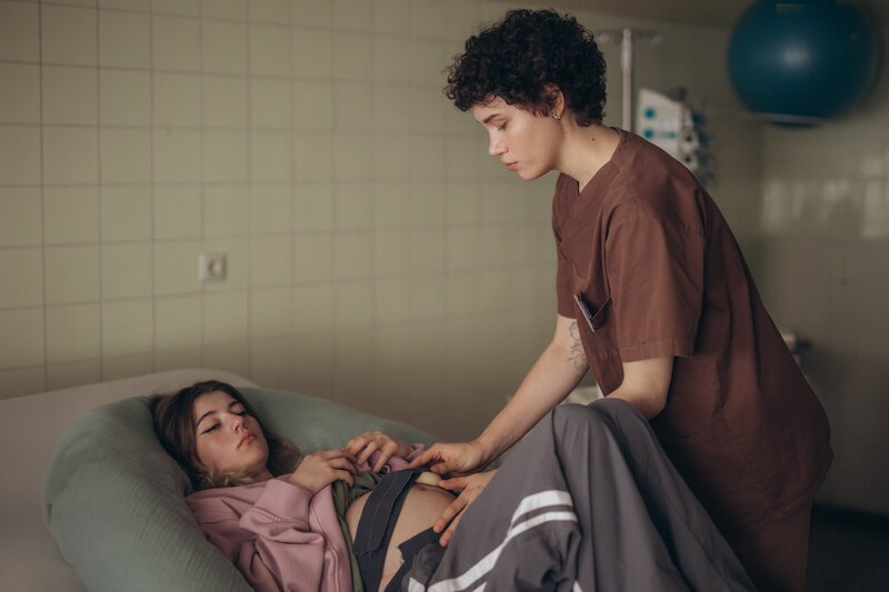 Fast selbst noch ein Kind, bringt die 17-jährige Lou (Lisa Moell, l.) heute anonym ein Baby zur Welt. Sie spricht kaum, wirkt verängstigt und entschlossen zugleich. Greta (Lydia Amasko, r.) entwickelt schnell einen Draht zu ihr. – Bild: ZDF und Andrea Hansen