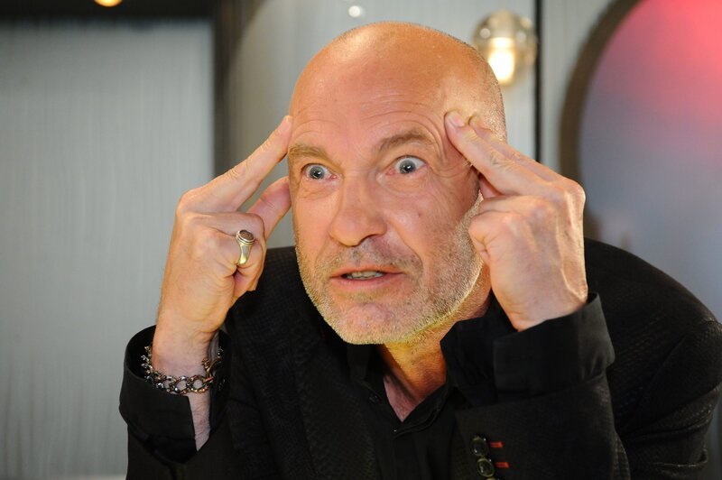 Gerät mit Tom aneinander: Bruno (K. Dieter Klebsch) … – Bild: SAT.1 /​ Oliver Ziebe