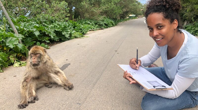 Pia bei der Affenforschung. Sie soll versuchen, eine Ausweiskarte für dieses Tier zu erstellen. Weiteres Bildmaterial erhalten Sie unter www.br-foto.de. – Bild: BR/​Text und Bild Medienproduktion GmbH & Co. KG/​Marcella Müller