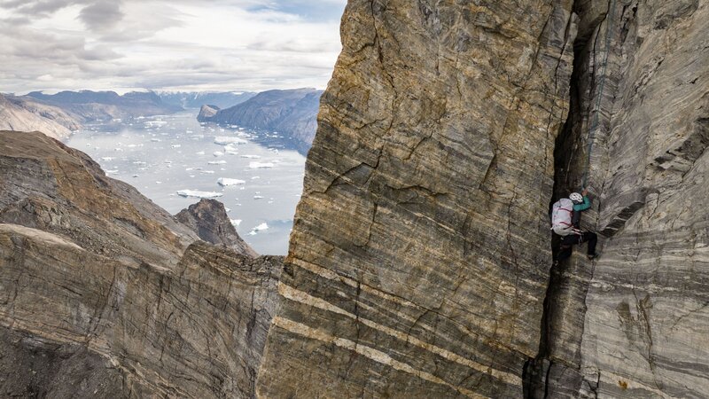 Hazel Findlay beim Besteigen des Ingmikortilaq. – Bild: Courtesy of Disney+
