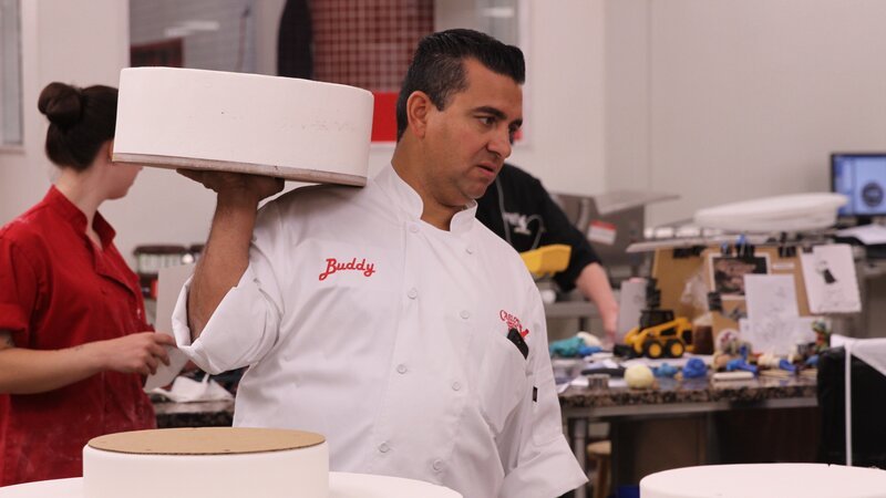 Buddy starts on stacking Marissa’s wedding cake. – Bild: Discovery Communications