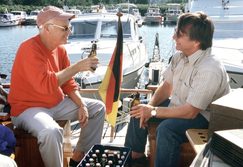 Beim Männergespräch darf das Bier nicht fehlen: Werner (Elmar Wepper, re.) und sein alter Freund Erich (Dietrich Hollinderbäumer). – Bild: ARD Degeto/​Markus Hertrich