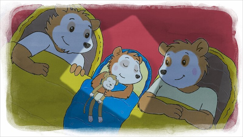 Bobo ist gemütlich im Zelt zwischen Mama und Papa eingeschlafen. – Bild: WDR/​JEP ANIMATION