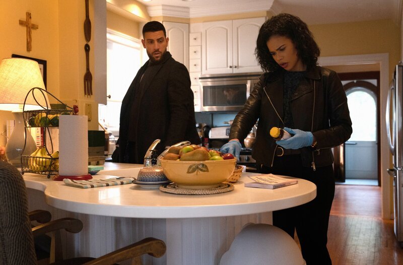 Omar Adom ‚OA‘ Zidan (Zeeko Zaki, l.); Sheryll Barnes (Roxy Sternberg, r.) – Bild: 2020 CBS Broadcasting Inc. All Rights Reserved. /​ Mark Schafer Lizenzbild frei