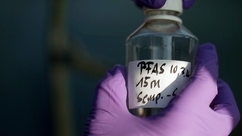 Wasserprobe für die Untersuchung des Grundwassers auf PFAS Chemikalien – Bild: SRF