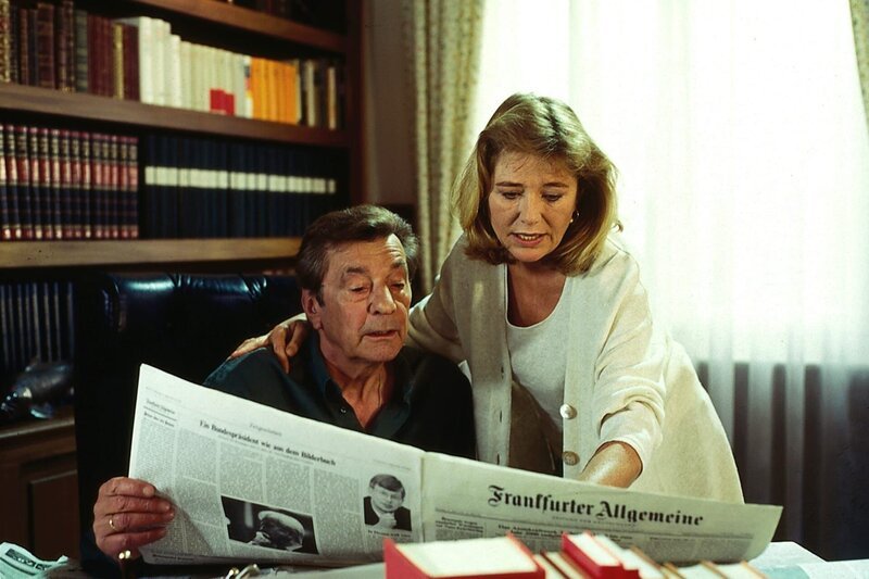4 Berthold (Günter Mack) und Margot (Jutta Speidel) entdecken in der Zeitung Anzeigen, die mit dem mysteriösen Tod des Kronzeugen im Trettner-Prozeß zu tun haben. – Bild: ZDF und Hermann Roth