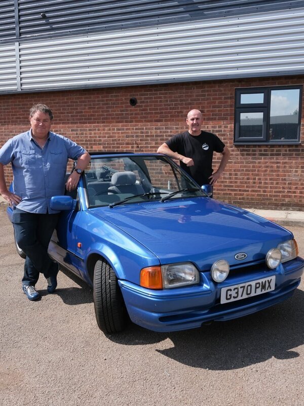 Mike and seller posing. – Bild: Discovery Channel /​ Betty EVO 2 /​ Discovery, Inc.