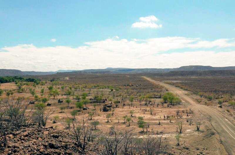 Das weitläufige Wüstengebiet Kaokoveld ist die Heimat des Hirtenvolks Himba. – Bild: Elephant Doc