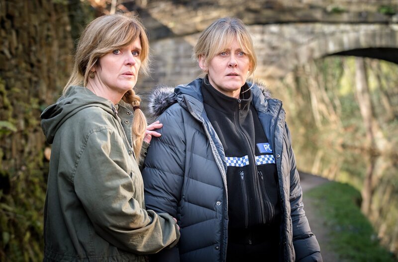Nach ihrem Krankenhausaufenthalt leidet Catherine (Sarah Lancashire, re.) unter den Folgen des traumatischen Angriffs. Sie ahnt noch nicht, dass Tommy bereits ihrem Enkel Ryan aus der Distanz auflauert. – Bild: Ben Blackall/​Red Production Company